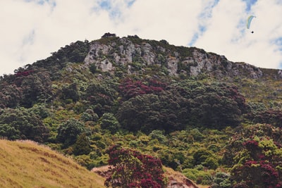 The day under the white clouds blue sky, green mountains
